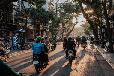 Hanoi, Vietnam 5 Aralık 2019: Vietnam 'ın başkenti Hanoi Old Quarter' da motosiklet ve araçlarla yoğun trafiğin görüntüsü