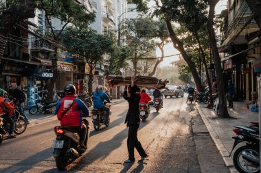 Hanoi, Vietnam 5 Aralık 2019: Vietnam 'ın başkenti Hanoi Old Quarter' da motosiklet ve araçlarla yoğun trafiğin görüntüsü