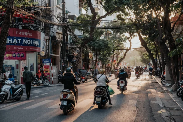Hanoi, Vietnam 5 Aralık 2019: Vietnam 'ın başkenti Hanoi Old Quarter' da motosiklet ve araçlarla yoğun trafiğin görüntüsü