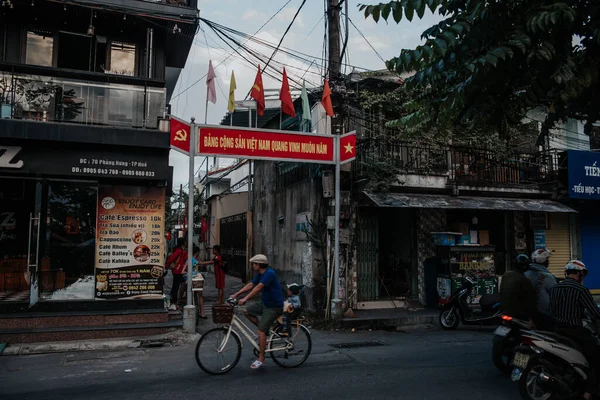 Hanoi, Vietnam 5 Aralık 2019: Vietnam 'ın başkenti Hanoi Old Quarter' da motosiklet ve araçlarla yoğun trafiğin görüntüsü