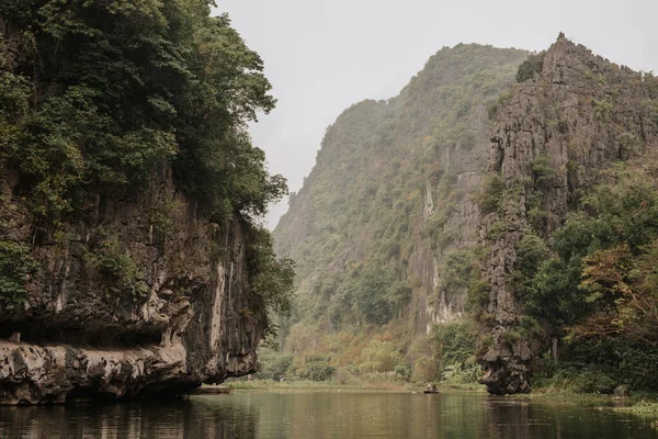 Tam Coc Ulusal Parkı, Ninh Binh Eyaleti, Vietnam 'daki Ngo Dong Nehri boyunca Karst oluşumunun manzarası. Vietnam 'ın en muhteşem manzarası..