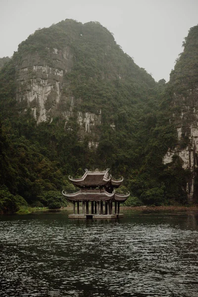 Tam Coc Ulusal Parkı, Ninh Binh Eyaleti, Vietnam 'daki Ngo Dong Nehri boyunca Karst oluşumunun manzarası. Vietnam 'ın en muhteşem manzarası..