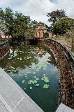 Hue, Vietnam 27 Temmuz 2019: İmparatorluk Şehri 'ndeki Tapınak (UNESCO Dünya Mirası Alanı). Kralların saraylarına giden yol, 19. yüzyılda Hue, Vietnam 'daki resmi makamdır.