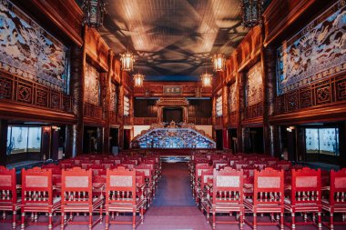 Hue, Vietnam 27 Temmuz 2019: İmparatorluk Şehri 'ndeki Tapınak (UNESCO Dünya Mirası Alanı). Kralların saraylarına giden yol, 19. yüzyılda Hue, Vietnam 'daki resmi makamdır.