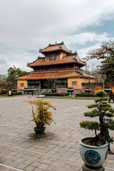 Hue, Vietnam 27 Temmuz 2019: İmparatorluk Şehri 'ndeki Tapınak (UNESCO Dünya Mirası Alanı). Kralların saraylarına giden yol, 19. yüzyılda Hue, Vietnam 'daki resmi makamdır.