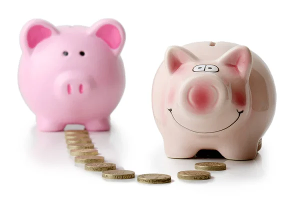 Twee piggy banken met geld transfer concept — Stockfoto