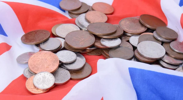 Reino Unido monedas en Reino Unido Bandera — Foto de Stock