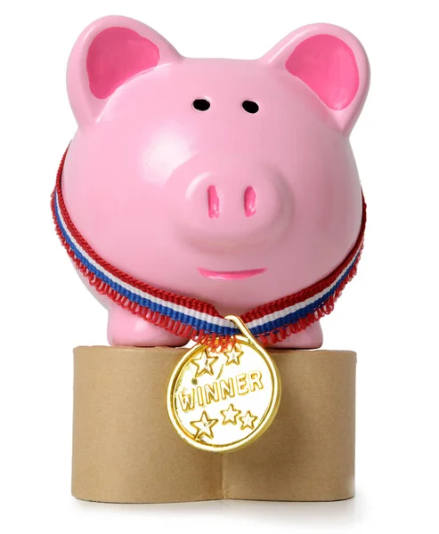 Свинячий банк з медаллю переможця на подіумі — стокове фото