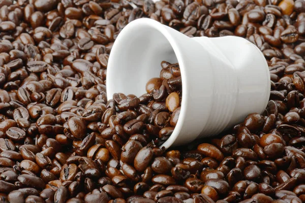 コーヒー豆の小さなコーヒー カップ ロイヤリティフリーのストック画像