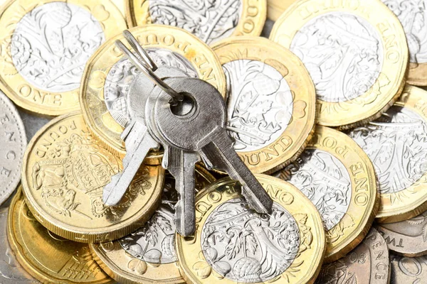 Keys on coins — Stock Photo, Image