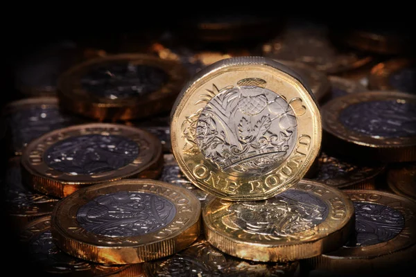 New one pound coin in a spotlight — Stock Photo, Image