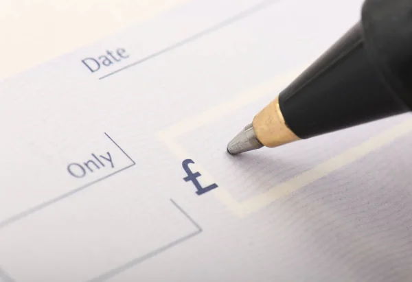 Het schrijven van een blanco cheque — Stockfoto