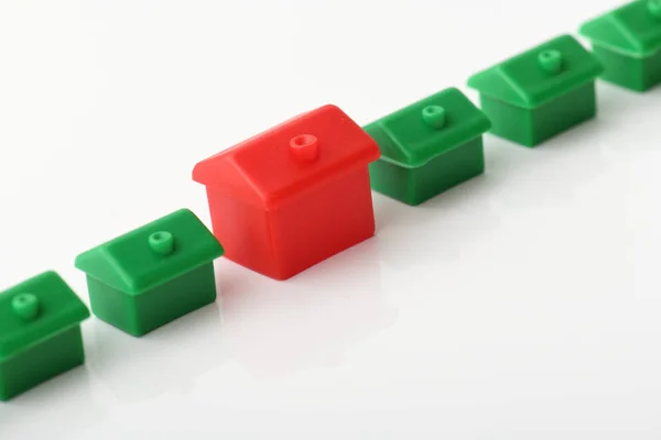 One red house standing out from the line — Stock Photo, Image