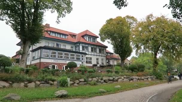 Kloster cityscape ziyaret insanlar. Köy Hiddensee Isle of (Almanya) Baltık Denizi üzerinde — Stok video