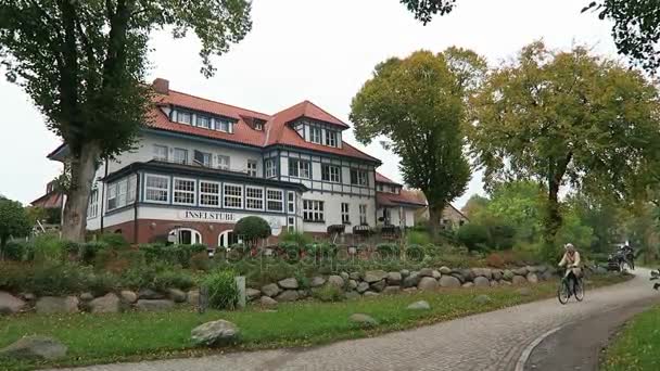 Persone che visitano il paesaggio urbano di Kloster. Villaggio sull'isola di Hiddensee (Germania) sul Mar Baltico — Video Stock