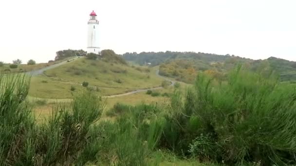 Maják na kopci Dornbusch v ostrově Hiddensee ostrov v Německu. Podzimní čas. — Stock video