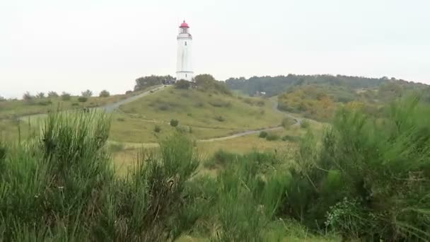 Lidé, Turistika k majáku na kopci Dornbusch v ostrově Hiddensee ostrov v Německu. Podzimní čas. — Stock video