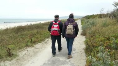 İnsanlar üzerinde Beach Promenade, Hiddensee Adası (Mecklenburg-Vorpommern, Germany)