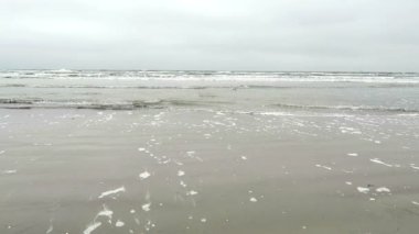 Prora plaj üzerinde (Rügen Adası) Almanya manzara. Sonbahar zaman. fırtınalı hava.
