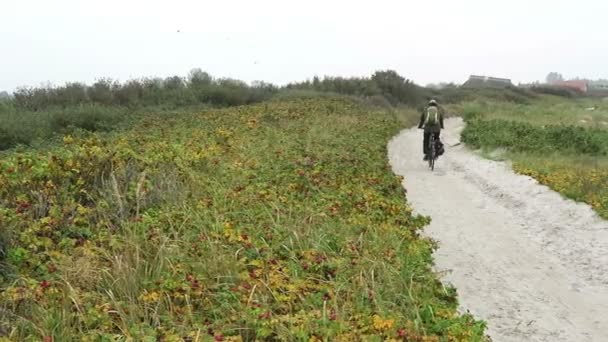 骑自行车沿着海滩的 Hiddensee 岛 （德国人) — 图库视频影像
