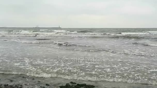 Onda na praia do mar Báltico de Neu Mukran (Mecklenburg-Vorpommern, Alemanha ) — Vídeo de Stock