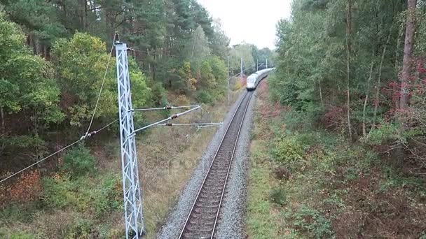 De Duitse ice trein rijden langs de spoorweg naar Neu Mukran op Rugen eiland — Stockvideo