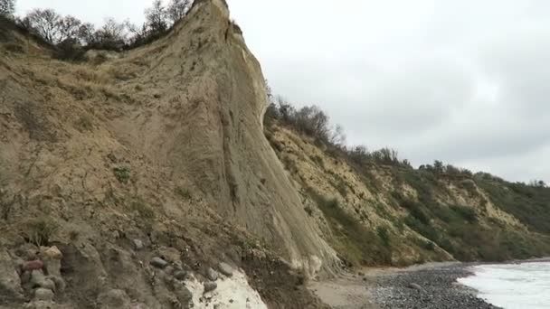 Plaży krajobraz Przylądka Arkona na wybrzeżu Morza Bałtyckiego. Kreda krzewy Cliff i tarniny. (Meklemburgia Pomorze Przednie, Niemcy). Wyspie Rugia. — Wideo stockowe