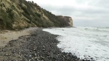 Cape Arkona Baltık Denizi sahilinde plaj manzara. Cliff ve karaçalı çalılar tebeşir. (Mecklenburg-Vorpommern, Germany). Rügen Adası.