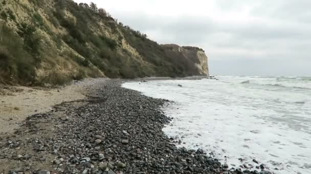 Пляж краєвид мис Аркона на узбережжі Балтійського моря. Крейди шкільні скелі і терен кущів. (Мекленбург-Передня Померанія, Німеччина). Острові Рюген. — стокове відео