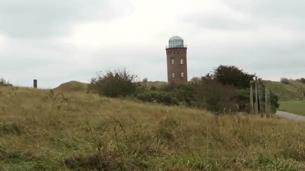 开普 Arkona 在普特加滕吕根岛岛上的灯塔。字段和周围的草地。秋假。波罗地海沿岸。（梅克伦堡-前，德国）。暴风雨的天气. — 图库视频影像