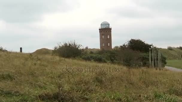 Faro di Capo Arkona a Putgarten sull'isola di Rugen. Campi e prato intorno. Congedo d'autunno. Costa del Mar Baltico. (Mecklenburg-Vorpommern, Germania). Tempo tempestoso . — Video Stock