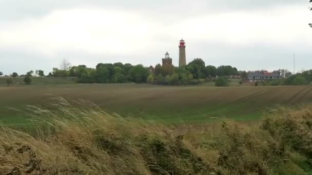 开普 Arkona 在普特加滕吕根岛岛上的灯塔。字段和周围的草地。秋假。波罗地海沿岸。（梅克伦堡-前，德国）。暴风雨的天气. — 图库视频影像
