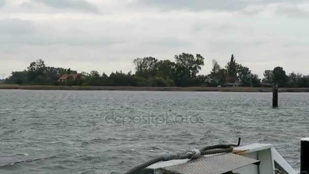 Passando sopra la baia di Bodden con traghetto a Wittow villaggio sull'isola di Ruegen. (Germania) ) — Video Stock