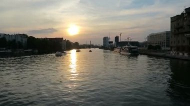 Turist tekne spree Nehri boyunca sürüş. Gün batımı Friedrichshain-Kreuzberg Berlin'in Oberbaumbruecke yanında. (Almanya)
