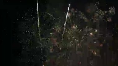 Siyah gökyüzünde renkli mutlu yeni yıl havai fişek.