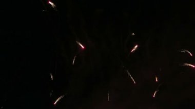 Siyah gökyüzünde renkli mutlu yeni yıl havai fişek.