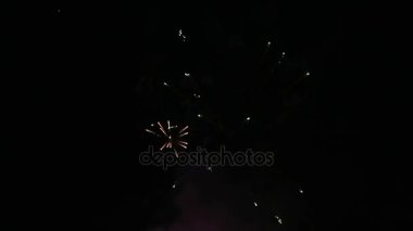 Siyah gökyüzünde renkli mutlu yeni yıl havai fişek.