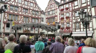  Bernkastel Moselle Nehri, şarap Festivali ziyaret insanlar. pazar yeri konser veren müzik grubu.