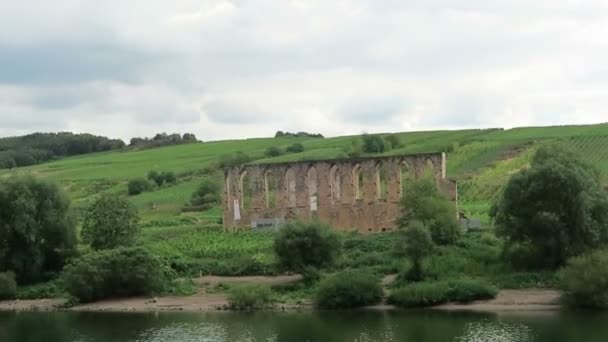 Kör längs Moselfloden, förbi abby Stuben i Bremm på Calmont region (Rheinland-Pfalz, Tyskland) — Stockvideo