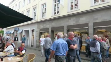  Bernkastel Moselle Nehri, şarap Festivali ziyaret insanlar. pazar yeri konser veren müzik grubu.