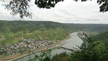 Köy Bruttig Moselle Nehri Rheinland-Pfalz (Almanya), panoramik manzaralı. Weir ve üzüm bağları göster.