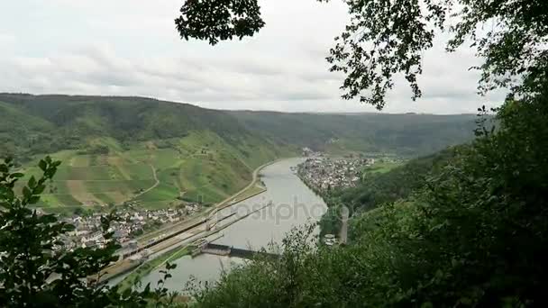 Panoramatický pohled obci Bruttig u řeky Mosely v Porýní-Falc (Německo). Pohled do jezu a vinice. — Stock video