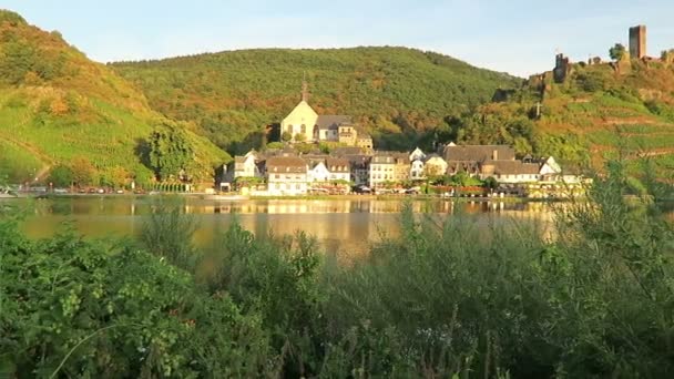 Stadsgezicht van dorp Beilstein op de rivier de Moezel in Duitsland. — Stockvideo