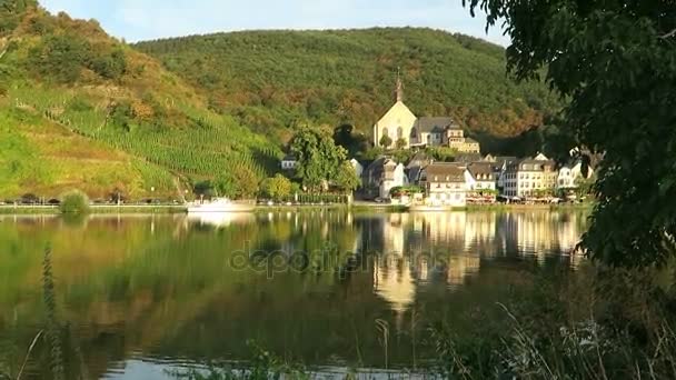 Városkép falu Beilstein, Németország Moselle-folyó. — Stock videók