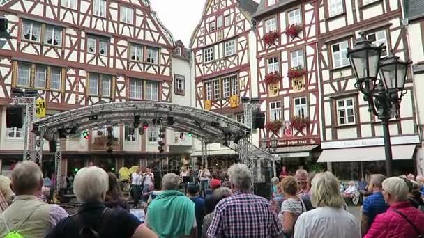 Pessoas que visitam o festival do vinho em Bernkastel, no rio Moselle. banda de música dando concerto no mercado local . — Vídeo de Stock