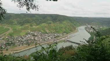 Köy Bruttig Moselle Nehri Rheinland-Pfalz (Almanya), panoramik manzaralı. Weir ve üzüm bağları göster.