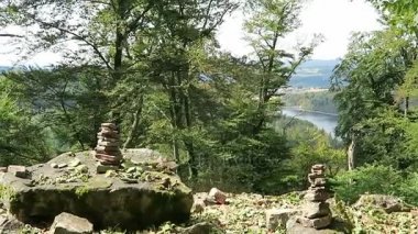 Büyük Celtic hill Kalesi olan Otzenhausen. Duvarları kalıntıları. Nonnweiler (Almanya Saarland içinde ve yakınında)