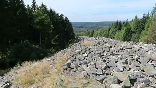 Velké keltské horské pevnosti Otzenhausenu. Zbytky zdí. Nachází se poblíž Nonnweiler v Sársko (Německo) — Stock video