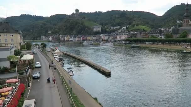 Cochem en el río Mosela. Gente caminando por el Paseo Marítimo — Vídeo de stock