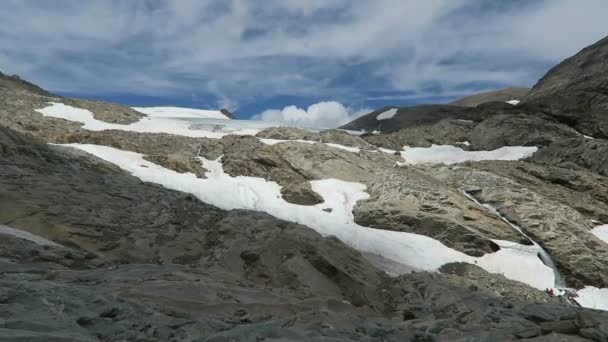 Hiker promenader längs Gramsgrubenweg väg på Grossglockner fjällområde. Österrike. — Stockvideo